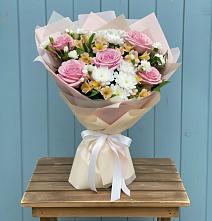 Букет цветов из:  Гвоздики, Орхидеи и Розы в Дергаево