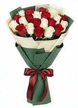 Букет Микс из красных и белых роз в Дергаево