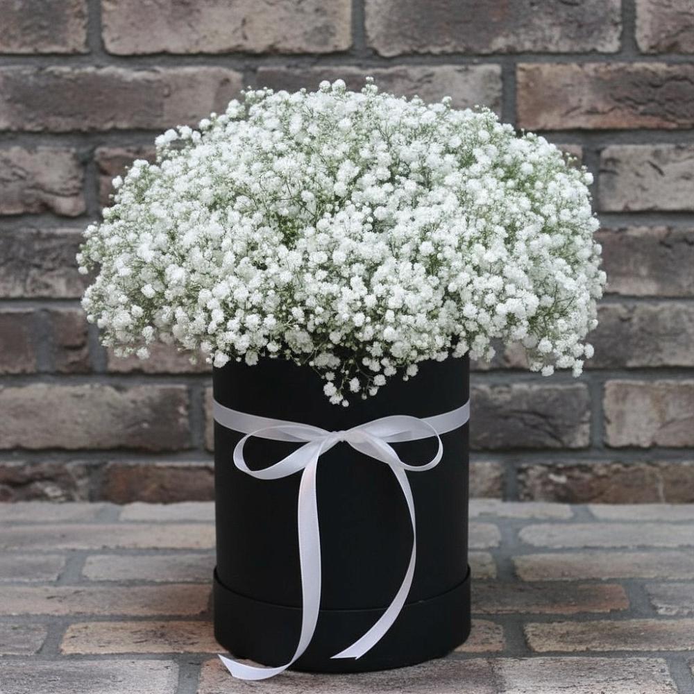 Цветочная композиция из Гипсофила в шляпной коробке в Дергаево