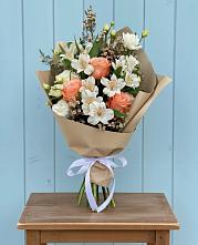 Букет цветов из:  Альстромерии, Лизиантусы, Розы и Хризантемы в Дергаево