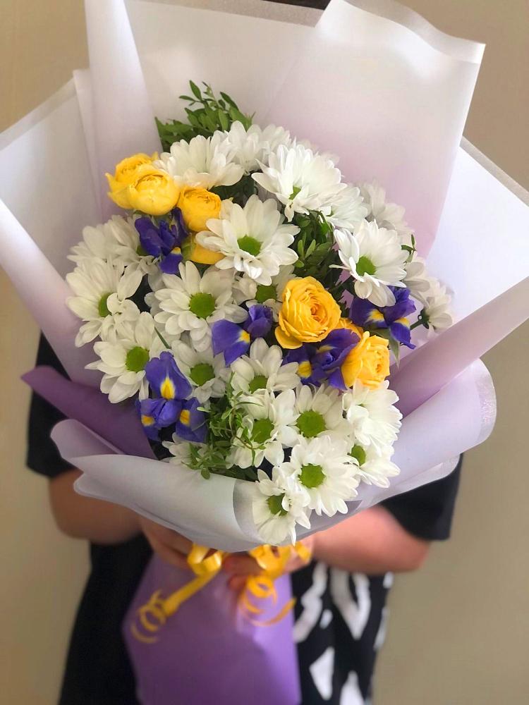 Букет цветов из: Ирисы, Хризантемы и Розы в Дергаево