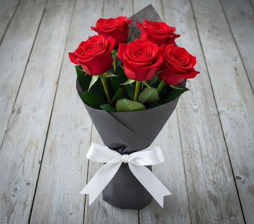 Букет 5 Красных роз Эдлесс Лав в Дергаево