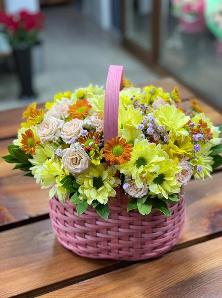 Цветочная композиция из Хризантемы и Розы в корзине в Дергаево