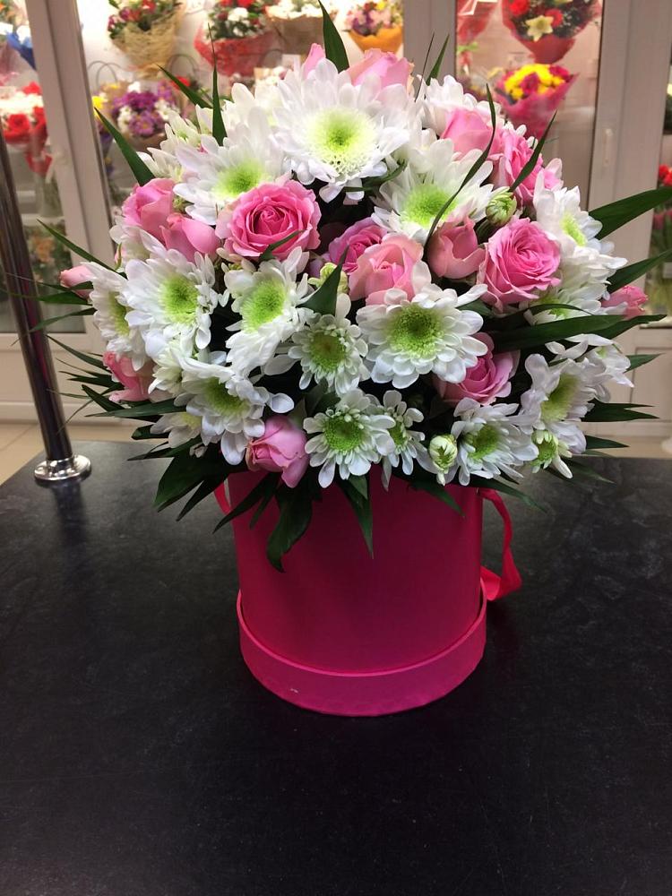 Цветочная композиция из Розы и Хризантемы в шляпной коробке в Дергаево