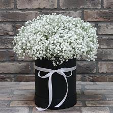 Цветочная композиция из Гипсофила в шляпной коробке в Дергаево