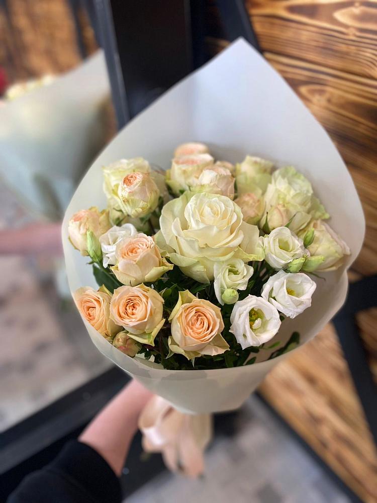 Букет цветов из: Розы и Лизиантусы в Дергаево